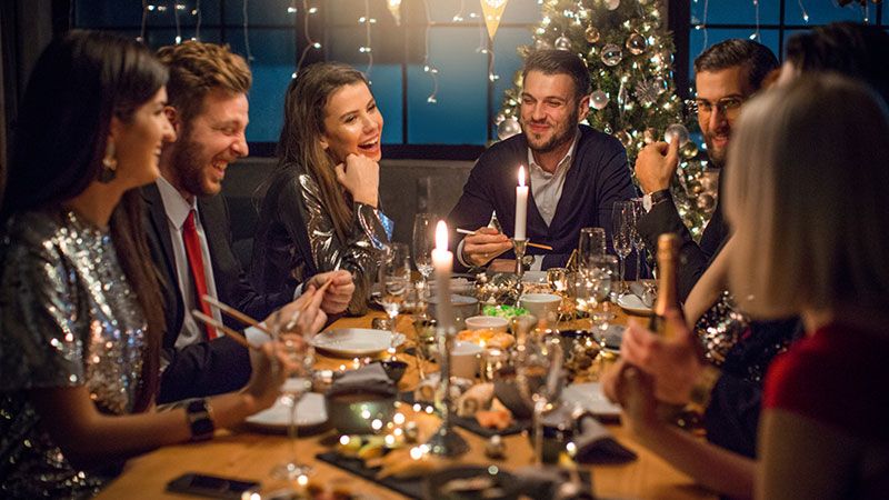 Cena de Navidad con amigos y familiares. 